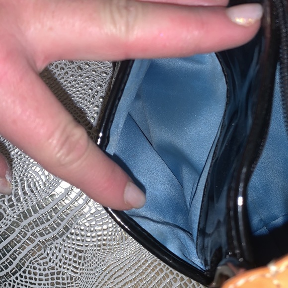 Coach satchel small/med size 2 out pockets, zip closure - Picture 5 of 12